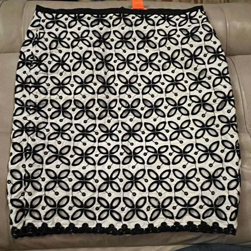 Joe Fresh Sz 4 EUC Black/Ivory Eyelet Skirt with pockets